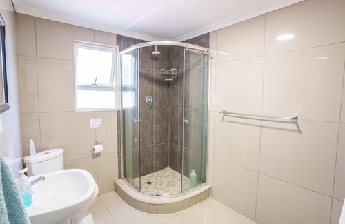 Hibiscus Coast Cottage | Avalon Farm Cottage, a beautiful cottage on a small working Macadamia Farm.