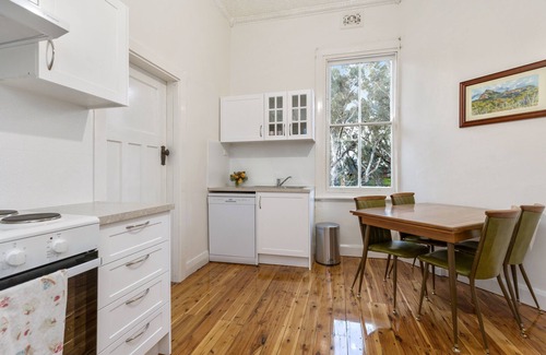 The Rock Other | Avalon Farmstay, Restored 1925 farmhouse. 30min Wagga, halfway Syd-Mel
