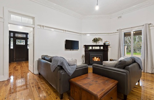 The Rock Other | Avalon Farmstay, Restored 1925 farmhouse. 30min Wagga, halfway Syd-Mel