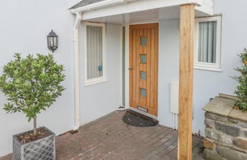 Pembroke House | Avalon