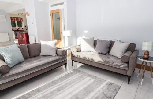 Pembroke House | Avalon