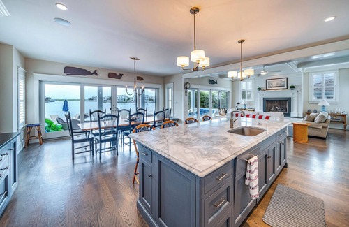 Avalon House | AVALON nBay Front Home with pool, deck and dock. Spacious 5-bedroom, 4.5 bath