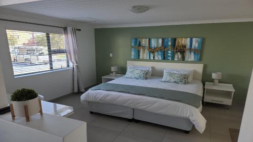 Vredenburg House | Avanti Guest Lodge