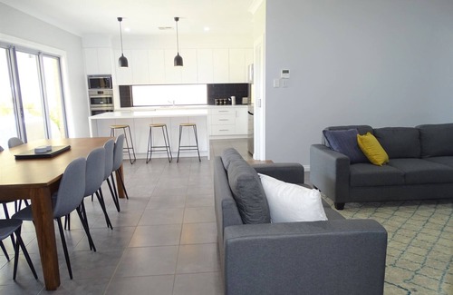 Port Hughes Hotel | Avella House, Port Hughes