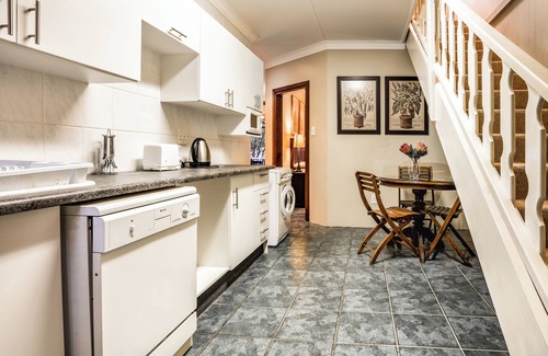 Sedgefield Apartment | Avemore Sedgefield Island apartment situated one street from the beautiful lake