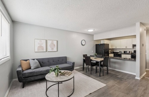 Glengarry Apartment | Avery Apartments A4 I Spacious 1 Bed 1 Bath