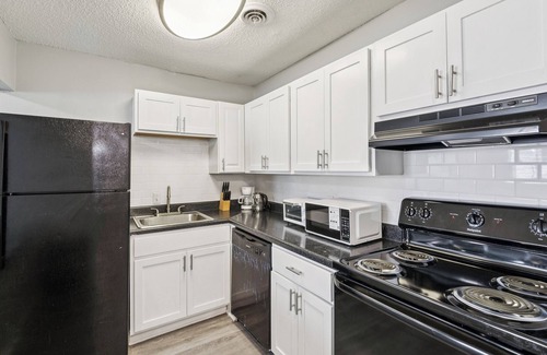Glengarry Apartment | Avery Apartments A4 I Spacious 1 Bed 1 Bath