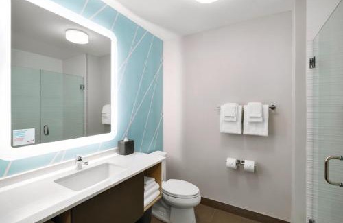 Revere Hotel | avid hotels - Boston Logan Airport - Revere by IHG