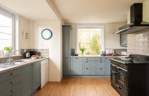 Thurlestone House | Avon Rock - a house that sleeps 8 guests in 4 bedrooms