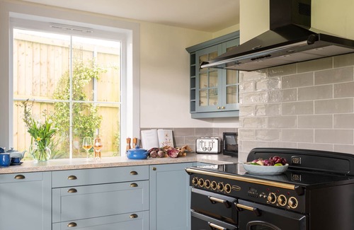 Thurlestone House | Avon Rock - a house that sleeps 8 guests in 4 bedrooms