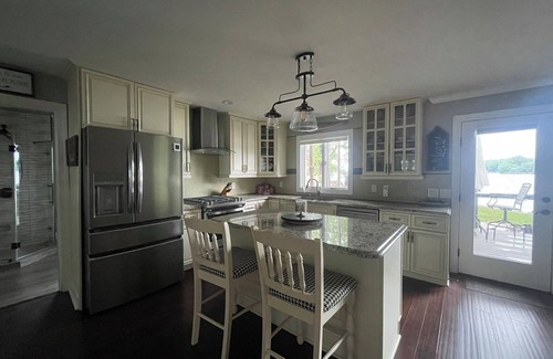 Mooresville Cottage | Awake to the sunrise and long lake views from quaint updated cottage!