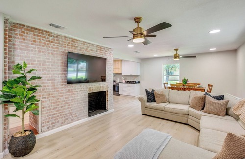 Paris House | ‘Away in Paris’ Retreat w/Workspace, 2 Mi to Dtwn