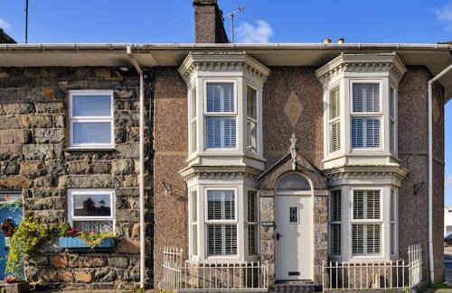 Tremadog House | Awelon Holiday Cottage sleeps 10, Hot Tub, Log Burner, North Wales, Porthmadog
