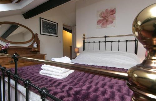 Tremadog House | Awelon Holiday Cottage sleeps 10, Hot Tub, Log Burner, North Wales, Porthmadog