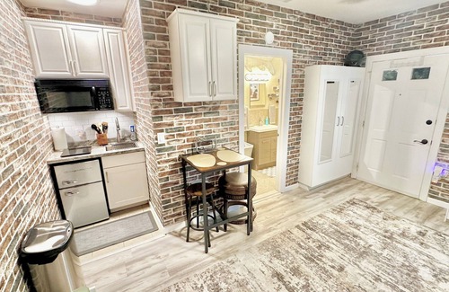 Jackson Apartment | Awesome Apartment W/80” Smart TV & Surround Sound