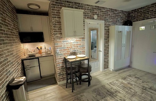 Jackson Apartment | Awesome Apartment W/80” Smart TV & Surround Sound