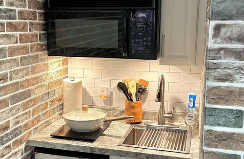 Jackson Apartment | Awesome Apartment W/80” Smart TV & Surround Sound
