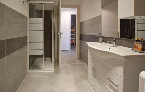 Ponte Rio House | Awesome Apartment In Terre Roveresche