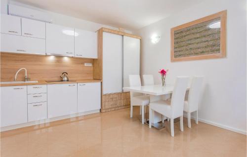Omis Apartment | Awesome Apartment In Podgrade