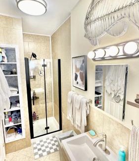 Jackson House | Awesome Apartment With 80 TV Surround Sound