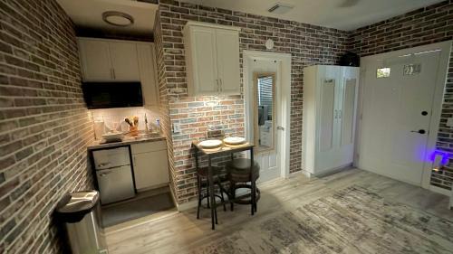 Jackson House | Awesome Apartment With 80 TV Surround Sound