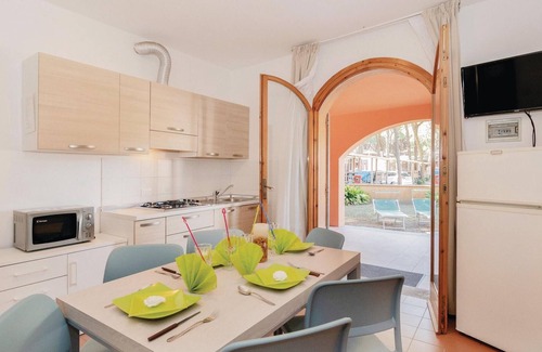 Lido di Spina House | Awesome home in Lido di Spina FE