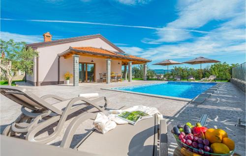 Sveti Donat House | Awesome Home In Buzet With Wifi
