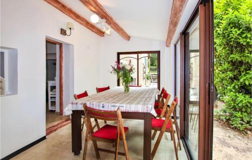 Goult House | Awesome Home In Goult