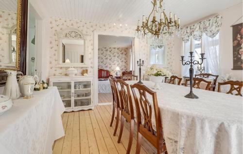 Humble House | Awesome Home In Humble With Wifi