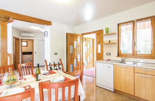 Laginji House | Awesome home in Laginji with sauna