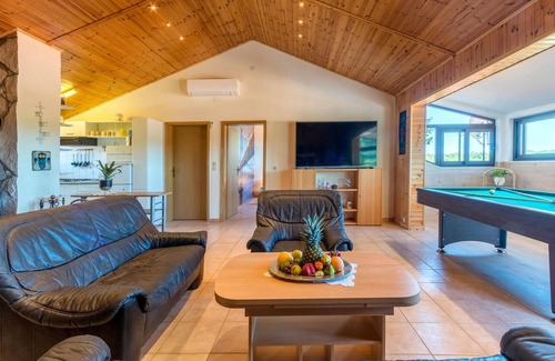 Loborika House | Awesome home in Marcana with kitchen