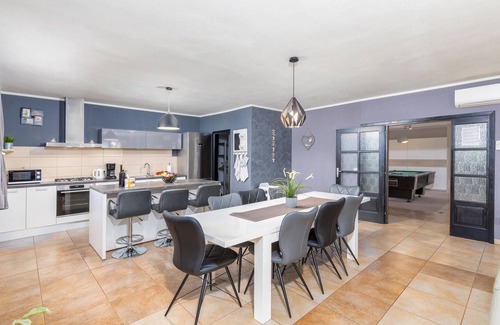 Loborika House | Awesome home in Marcana with jacuzzi