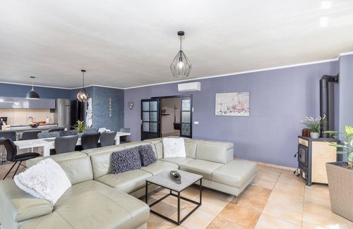 Loborika House | Awesome home in Marcana with jacuzzi
