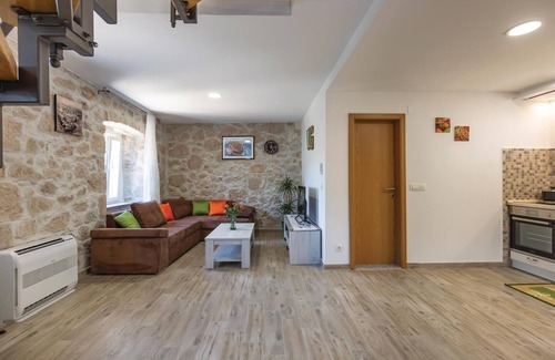 Ploce House | Awesome home in Ploce with jacuzzi