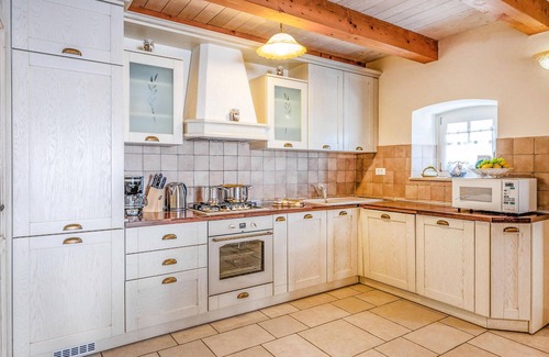 Valtura House | Awesome home in Pula with WiFi