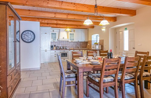 Valtura House | Awesome home in Pula with WiFi