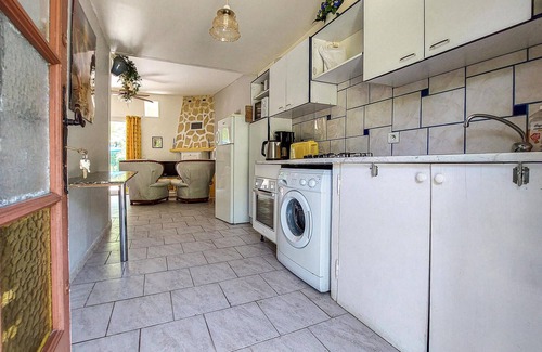Salernes House | Awesome home in Salernes with kitchen