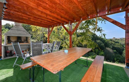 Vinica House | Awesome Home In Vinica Breg With Wifi