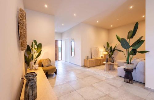 Marie Pampoen Apartment | Ayana Resort at Mambo Beach Area