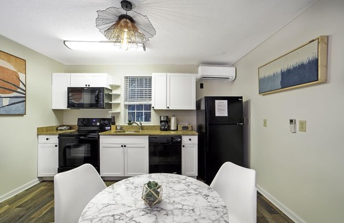 Avery Creek House | Azalea Cottage - Perfect couples retreat in AVL