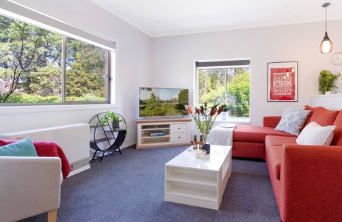 Moss Vale Villa | Azalea Court – walking distance to shops & golf courses