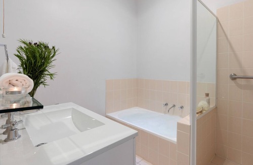 Moss Vale Villa | Azalea Court – walking distance to shops & golf courses