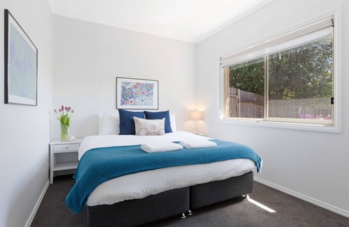 Moss Vale Villa | Azalea Court – walking distance to shops & golf courses