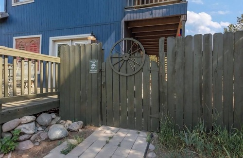 Crestone Apartment | Azure Oasis A Sunlit Serenity Near Downtown Crestone