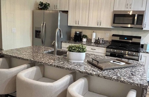 Woodridge Condo | #AzureNights - Posh 1 BR suite with patio oasis
