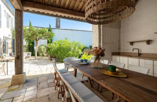 Saint-Martin-de-Re Villa | Bâtisse historique rénovée avec piscine chauffée