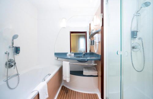 10th Arrondissement Enclos-St-Laurent Hotel | B&B HOTEL Paris Nord 18ème