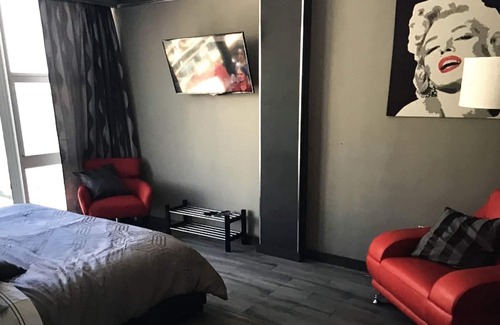 Galt Mile Hotel | B.E.A.C.H Resort-Avail Sept 9-30 199 a night-Views -Tiki Bar-Indoor Balcony-Pool