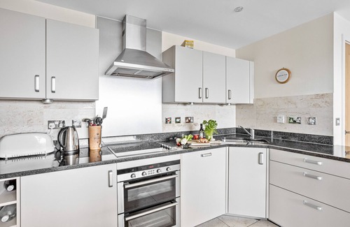 Torquay City Centre Apartment | B6 Masts - Apartment with Sea Views