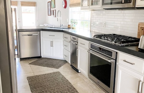 East Bluff House | Back Bay Beauty! Walkable and family friendly. Bike Ride to the beach!